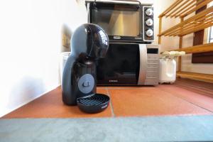 een föhn op de grond naast een magnetron bij Apartment San Frediano in Florence