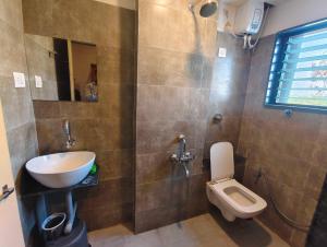 Koupelna v ubytování Hotel O Maharashtra Darbar Gonde