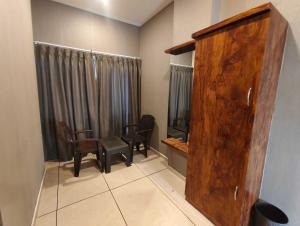 Posezení v ubytování Hotel O Maharashtra Darbar Gonde + 18 fotografií