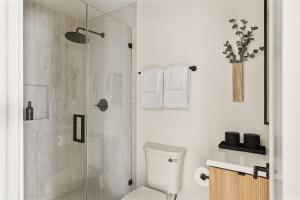 Ένα μπάνιο στο Tide House - Unit A - Modern Seaside 1BD w Parking +14 φωτογραφίες