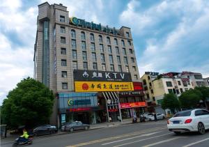a large building on a city street with cars at City Comfort Inn Xianning Xian'an in Guanbuqiao