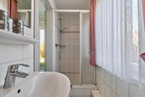 Bilik mandi di Gästehaus Siegrid Düring +49 gambar