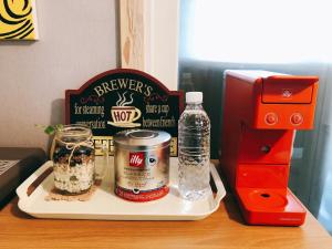 una bandeja con comida y una botella de agua sobre un escritorio en sunset, en Jeonju 20 fotos más