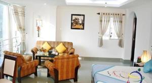 Una sala de estar con dos sillas y una mesa. en Universe Hotel, en Ho Chi Minh