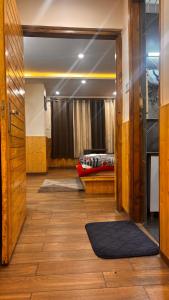 pasillo con una habitación con cama y ventana en Rajmahal Inn Dalhousie, en Dalhousie 2 fotos más