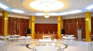 une salle de banquet avec des tables blanches et des chaises blanches dans l'établissement Lomdao Resort, à Ban Khao San 121 autres photos