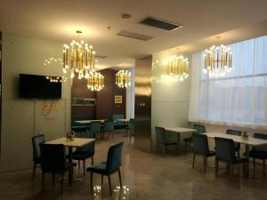 TV a/nebo společenská místnost v ubytování Jinjiang Inn Style Ningxia Guyuan Beijing Road