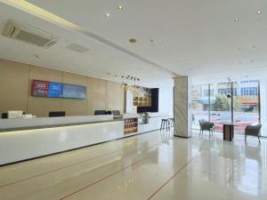 una hall con reception e sedie in un edificio di City Comfort Inn Hechi Du'an Wenti Square a Du’an