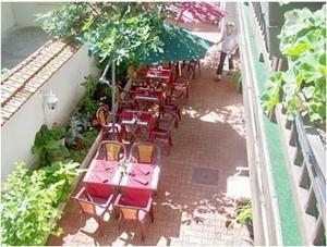 第戎Hôtel Du Stade的阳台上的一排桌椅