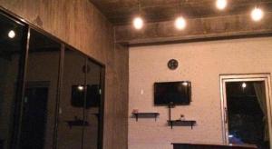 Cette chambre est dotée d'un mur avec une télévision et un miroir. dans l'établissement Rim Kaeng resort, à Kaeng Krachan