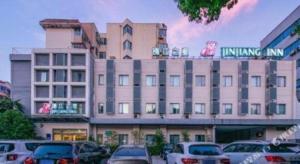 un grande edificio con auto parcheggiate in un parcheggio di Jinjiang Inn Wuxi Li Lake Yauntouzhu Scenic Spot a Wuxi