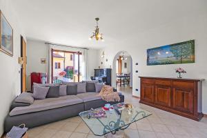 Una televisión o centro de entretenimiento en Comfortable House With Private Pool