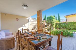 Un balcón o terraza en Comfortable House With Private Pool