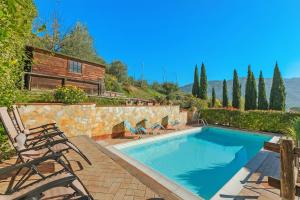 La alberca dentro o cerca de Comfortable House With Private Pool