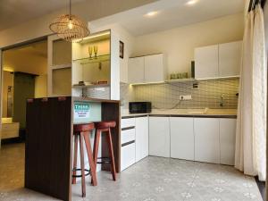 Η κουζίνα ή μικρή κουζίνα στο Luxury Studio at Botanica - Pool, Balcony - 5 Minutes to Candolim Beach