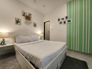 Ένα ή περισσότερα κρεβάτια σε δωμάτιο στο Luxury Studio at Botanica - Pool, Balcony - 5 Minutes to Candolim Beach +31 φωτογραφίες