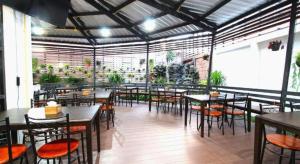 ウドーンターニーにあるThanburi Hotelの部屋にテーブルと椅子があるレストラン