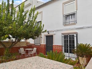 a white house with a table and chairs at Villa Bellavista in Olvera