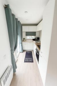 Chalet am See في فاكيرسدورف: مطبخ صغير مع سجادة على الأرض +16 صورة