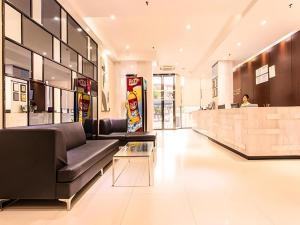 HepuにあるCity Comfort Inn Beihai Hepu Bus Terminalの黒い革張りの家具とカウンターのある店舗ロビー
