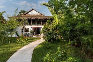 a path leading to a house with a building at Sampeah Retreat Villa in Phumĭ Trâpeăng Treăng