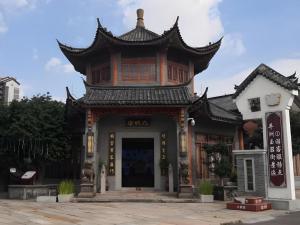 un bâtiment de style asiatique avec un toit dans l'établissement GreenTree Alliance Hotel Foshan Nanhai District Pingzhou Yuqi Street, à Ho-tung