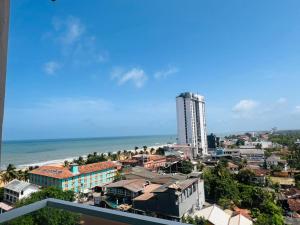 - une vue sur une ville avec l'océan et un grand bâtiment dans l'établissement Sea view - Luxury Apartments by Tyronne, à Negombo