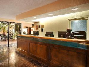 a bar in a hotel lobby with a practition at Baton Rouge Hotel in Baton Rouge +29 photos