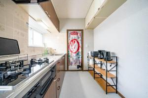 小樽市にあるKOTONOHA - Vacation STAY 19374のコンロと絵が描かれたドアのあるキッチン