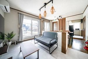 小樽市にあるKOTONOHA - Vacation STAY 19374の椅子とテーブルのあるリビングルーム
