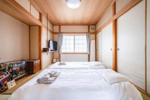 小樽市にあるKOTONOHA - Vacation STAY 19374のタオルが敷かれた大きなベッドのある寝室