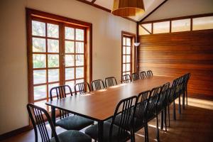une salle de conférence avec une longue table et des chaises dans l'établissement Fairbridge Village, à Pinjarra