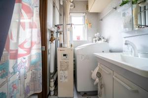 小樽市にあるKOTONOHA - Vacation STAY 19374のトイレと洗面台のある小さなバスルーム +85枚の写真