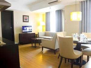 TV a/nebo společenská místnost v ubytování Lancaster Hotel Manila