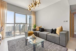 un salon avec un canapé et une table dans l'établissement Silkhaus Stylish 2BDR Stay in Radiant Boulevard, à Mushayrib