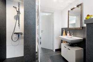 un baño con lavabo y ducha en Room 24, en Behrendorf 39 fotos más