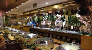 a restaurant with a bunch of pelicans in a kitchen at Jinan Silver Plaza Quancheng Hotel in Jinan