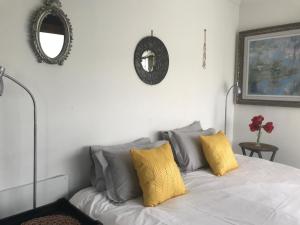 プリングル・ベイにある120 steps to the beachのベッドルーム(白いベッド、黄色い枕付)