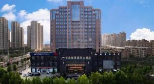 ShangqiuにあるGrand Metropark Hotel Shangqiuの高層建築の都市の大きな建物