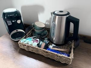 un cesto di vimini con una macchina per il caffè e un frullatore di The Wheatsheaf in Tempsford 