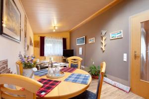 une salle à manger avec une table et des chaises dans l'établissement Ferienwohnung Failte, à Niederselters