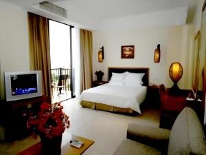 長春市にあるJinjiang Inn Changchun Pepole Squareのベッドとテレビがあるホテルの部屋