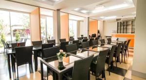 ローイエットにあるThe Premium Residenceのテーブルと椅子と窓のあるダイニングルーム