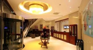 un grand salon avec un plafond lumineux dans l'établissement GreenTree Inn Liaoning Province Huludao City Xingcheng Shoushan Express Hotel, à Xingcheng