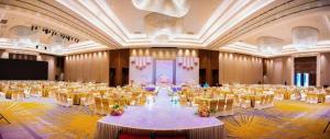 a large banquet hall with tables and chairs in it at LONGYAN JINGHUA FLIPORT HOTEL in Longyan +278 photos