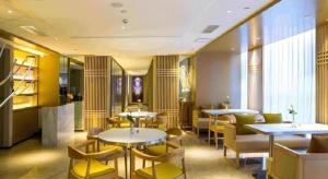 Un restaurante con mesas y sillas en una sala. en Jinjiang Inn Select Kunming High-speed South Railway University Town, en Kunming 184 fotos más