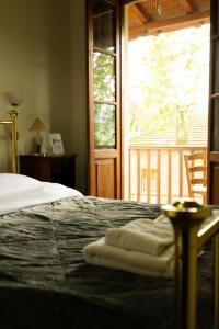 Postel nebo postele na pokoji v ubytování Armoloi Traditional - Guest House