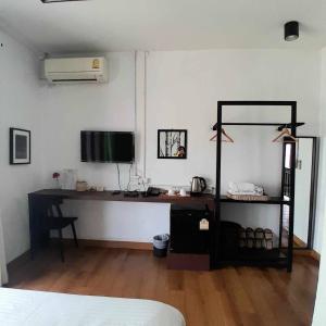 a room with a desk with a computer in it at Baan Khun Nine in Ratchaburi