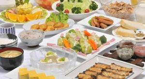 une table remplie de différents types de denrées alimentaires sur des assiettes dans l'établissement The Hamilton Sapporo Hotel, à Ōdōri 238 autres photos