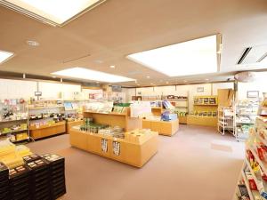 una tienda de comestibles con una gran cantidad de productos expuestos en Hotel Selan, en Shimotakai